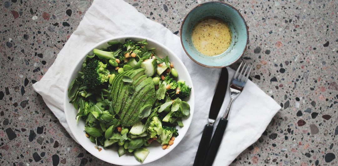 Grön sallad med linser och broccoli