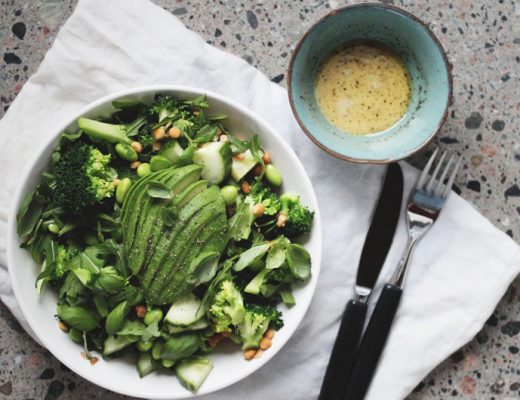 Grön sallad med linser och broccoli