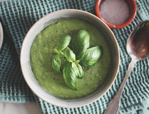 Grön supersoppa med ärtor, kålrot och grönkål