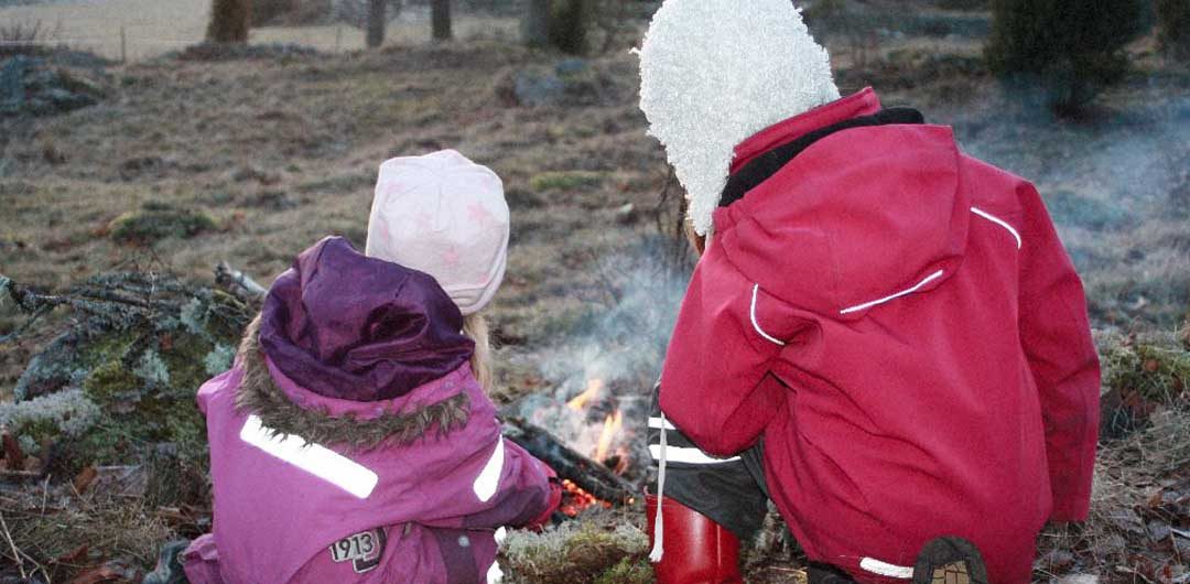 Ett litet steg, en stor förändring. Barn leker