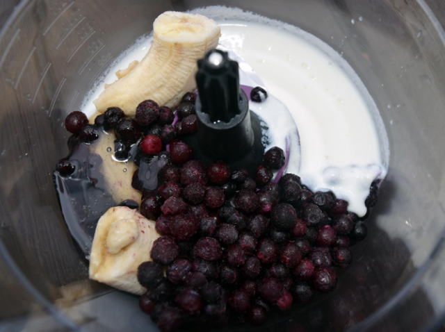 Så här gör man Pinnglass med blåbär, banan och yoghurt 