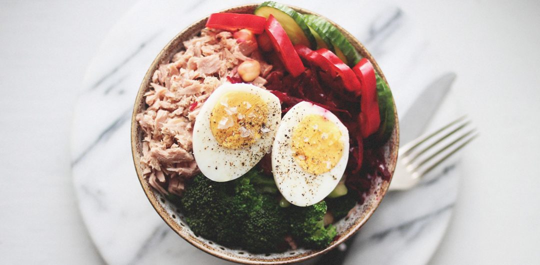 Proteinrik lunchsallad med tonfisk, ägg och rödbeta