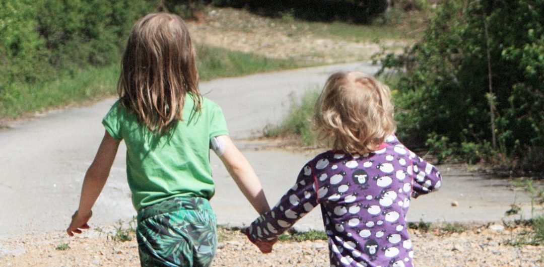 Diabetesbarn, två barn som håller varandra i handen