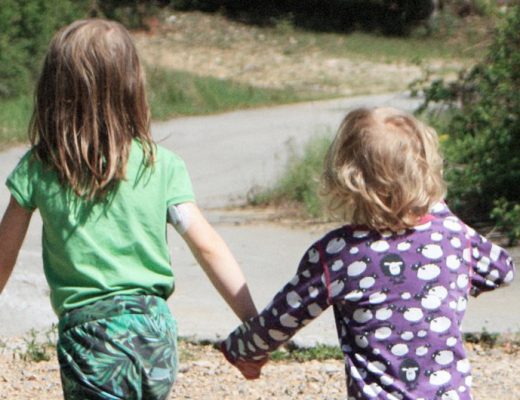 Diabetesbarn, två barn som håller varandra i handen