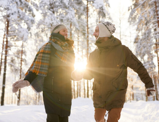 mann och kvinna går en Julpromenad