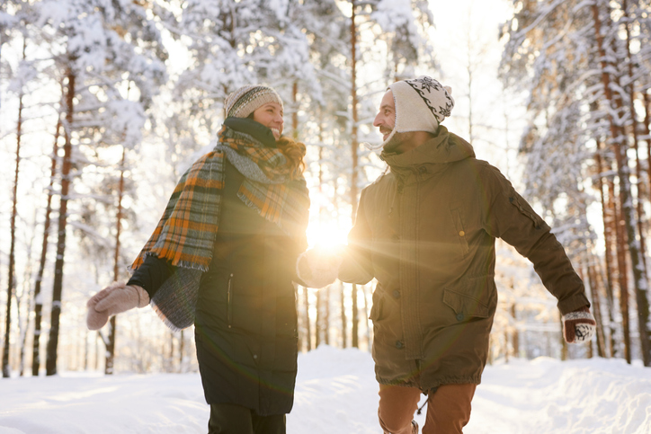 mann och kvinna går en Julpromenad