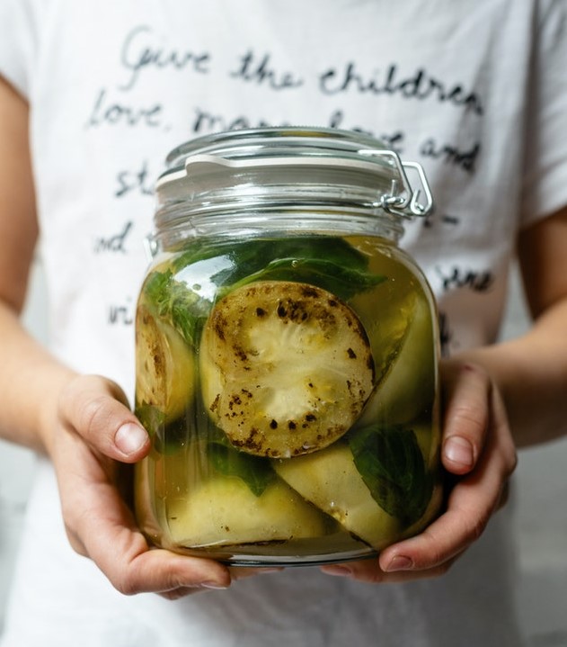 Detta är fermentering av grönsaker! Glassburk med fermenterad grönsaker