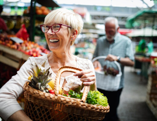 Kvinna köper hälsosam mat. Hur en diabetiker äter kan förbättra deras hälsa
