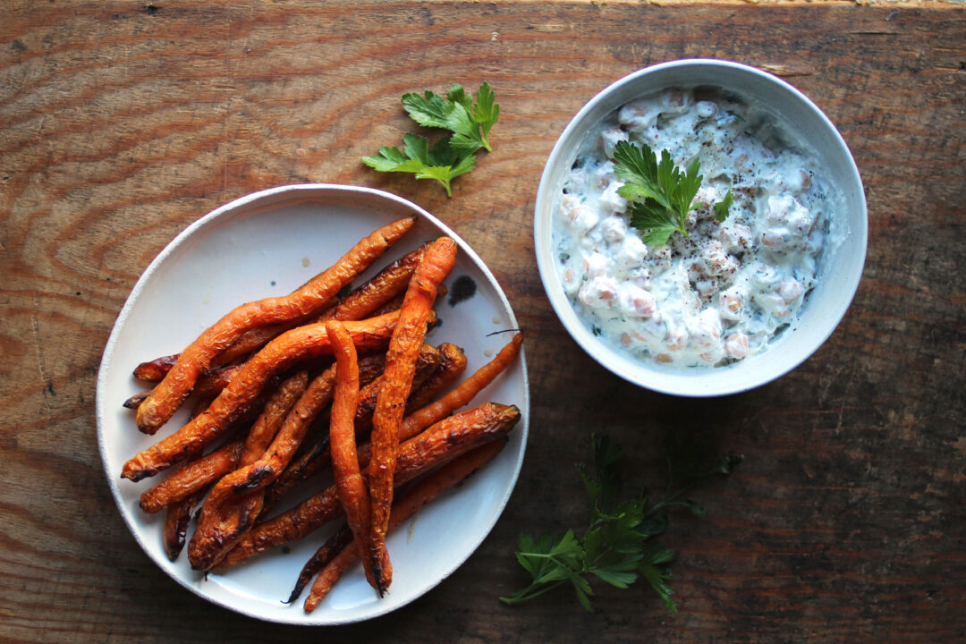 Yoghurtkikärter och grillad morot