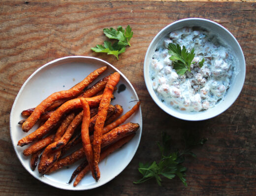 Yoghurtkikärter och grillad morot