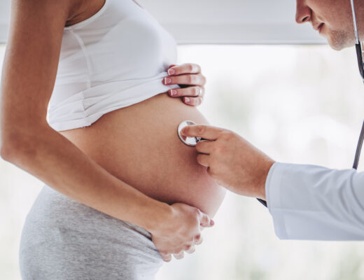 Gravid kvinna undersöks av en läkare för graviditetsdiabetes