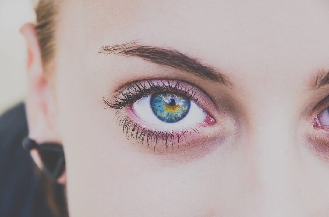 Närbild av en kvinnas ögon. Så tar du hand om dina ögon på bästa sätt och förebygga ögonkomplikationer.