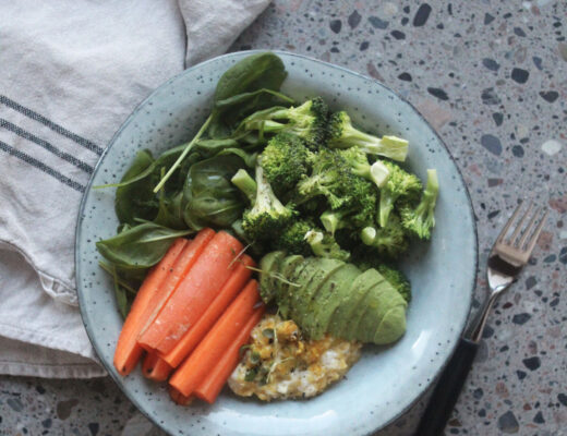 Recept på lunchsallad med äggröra och broccoli