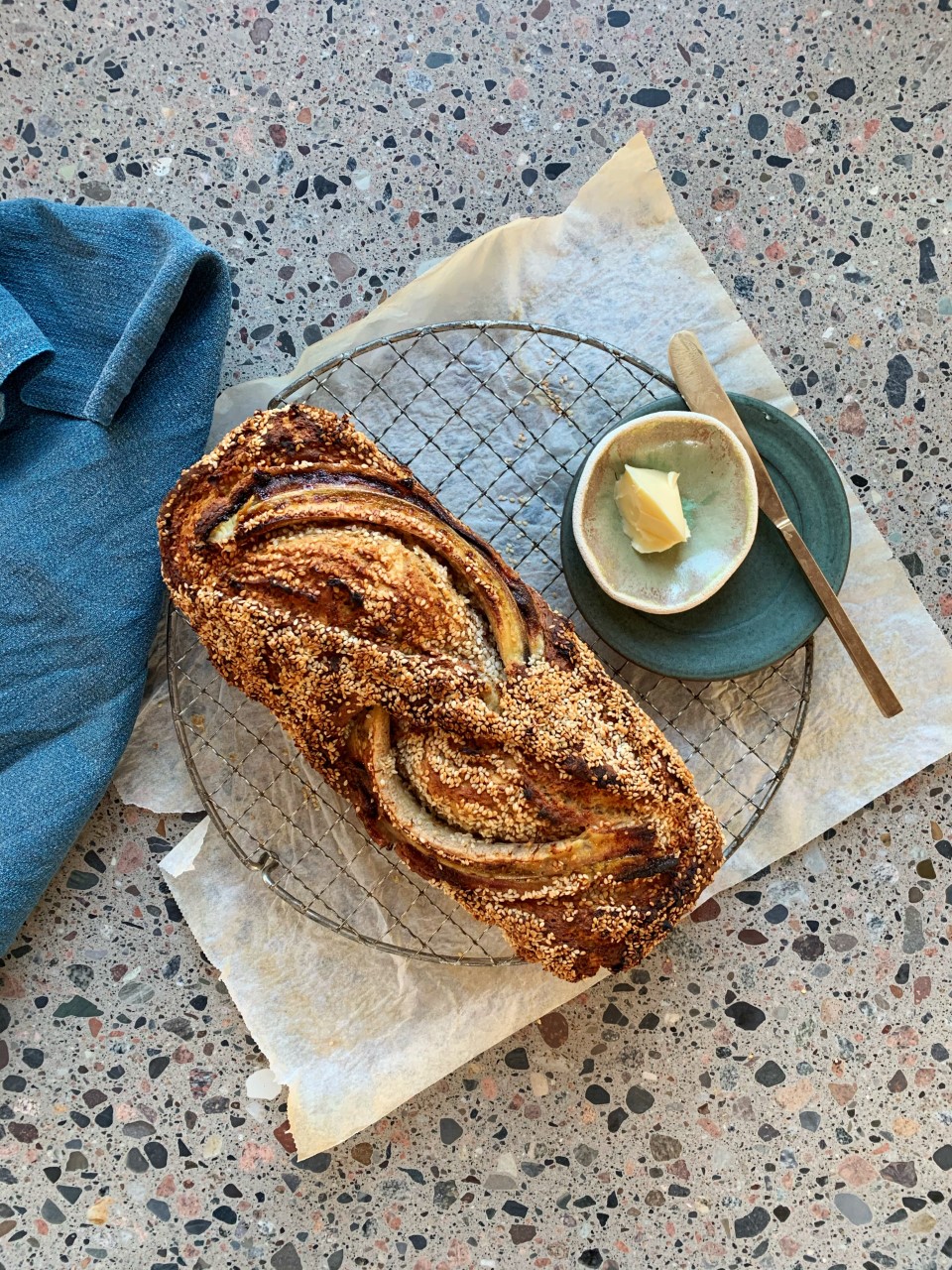 Bananbröd med äpple och sesam