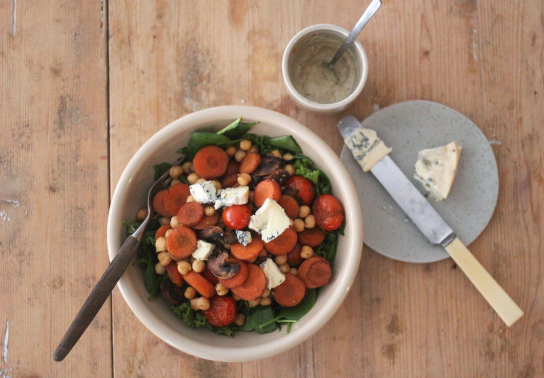 Sallad med kikärter, stekta grönsaker, blåmögelost och senapsdressing