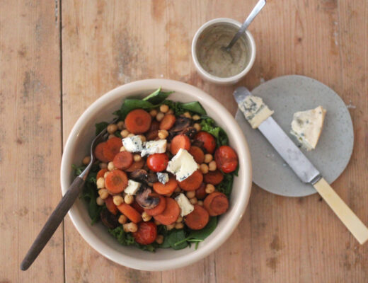 Sallad med kikärter, stekta grönsaker, blåmögelost och senapsdressing