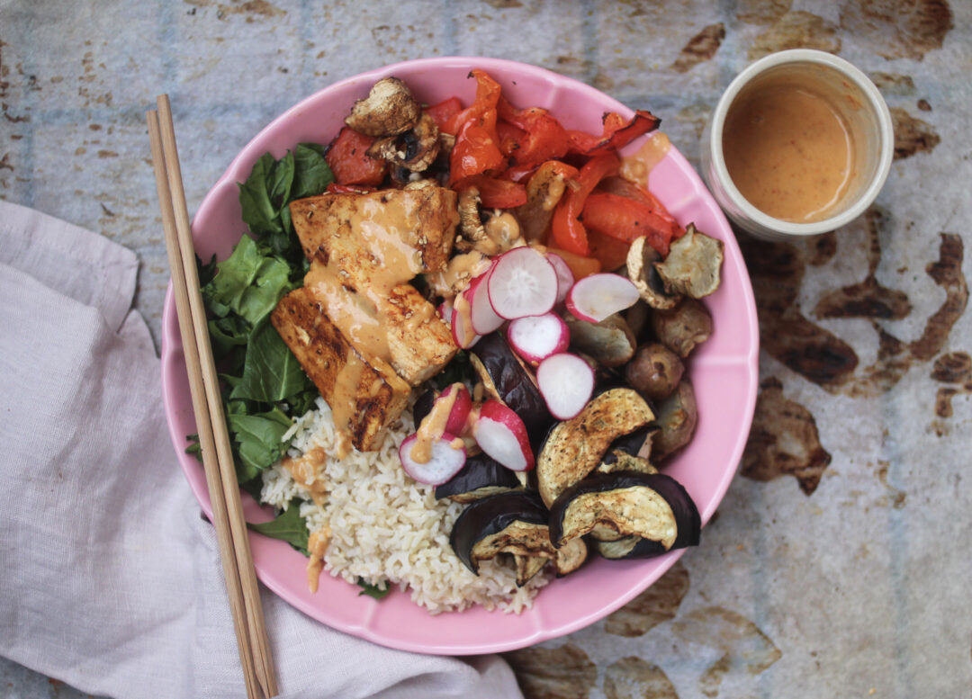 Asiatisk sallad med tofu och jordnötssås