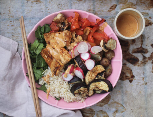 Asiatisk sallad med tofu och jordnötssås