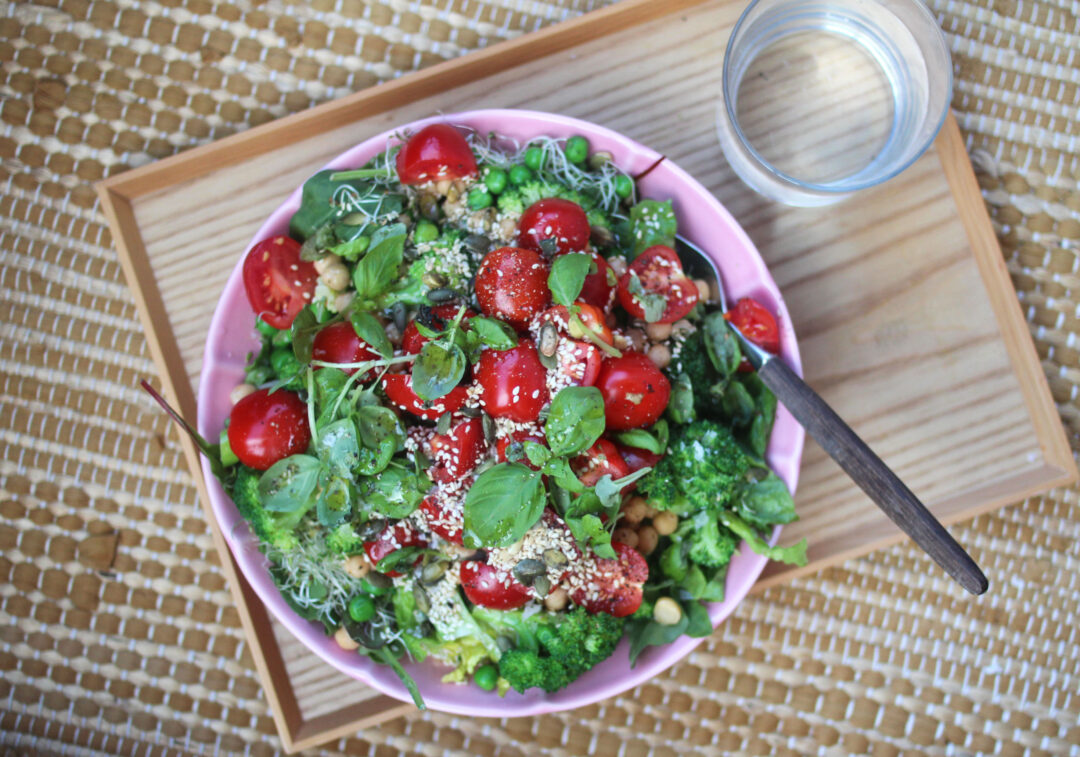 Grön sallad med ärter och broccoli