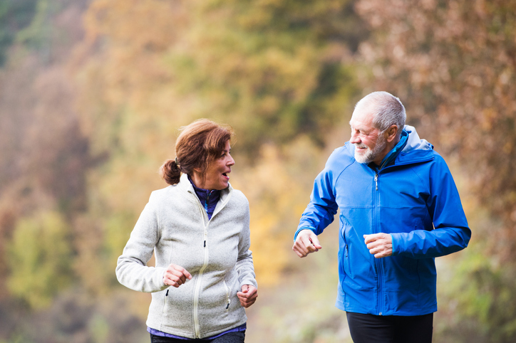 Ett äldre par genomför ett klassiskt och effektivt träningspass