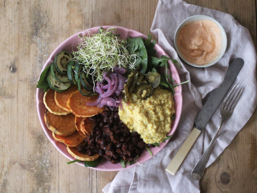 Tex-mex-sallad med stekta bönor och majspuré