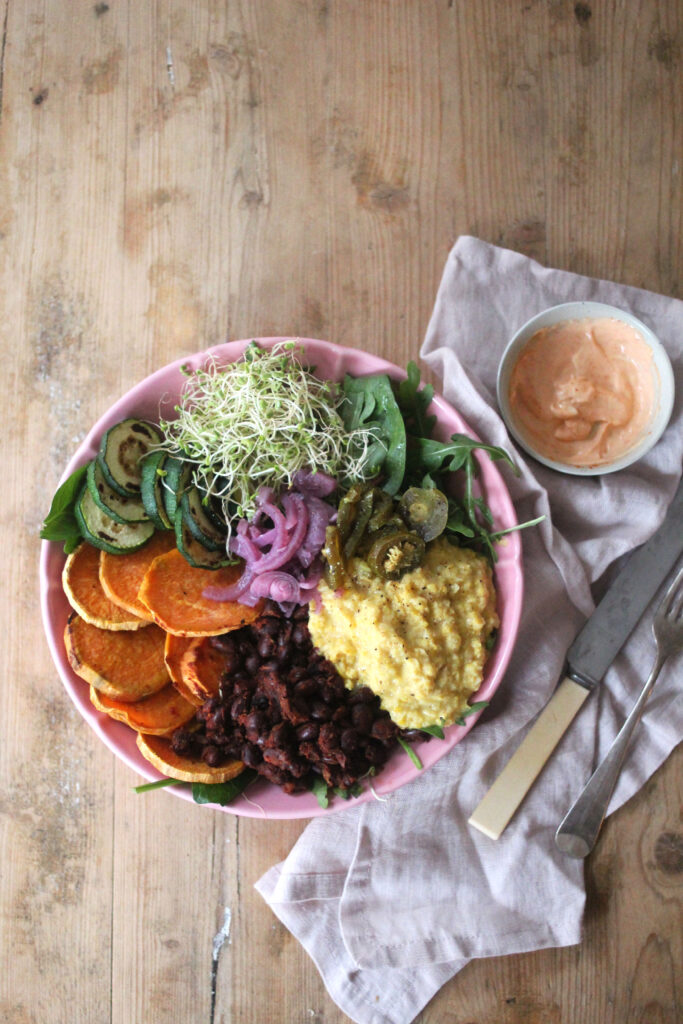 Tex-mex-sallad med stekta bönor och majspuré 