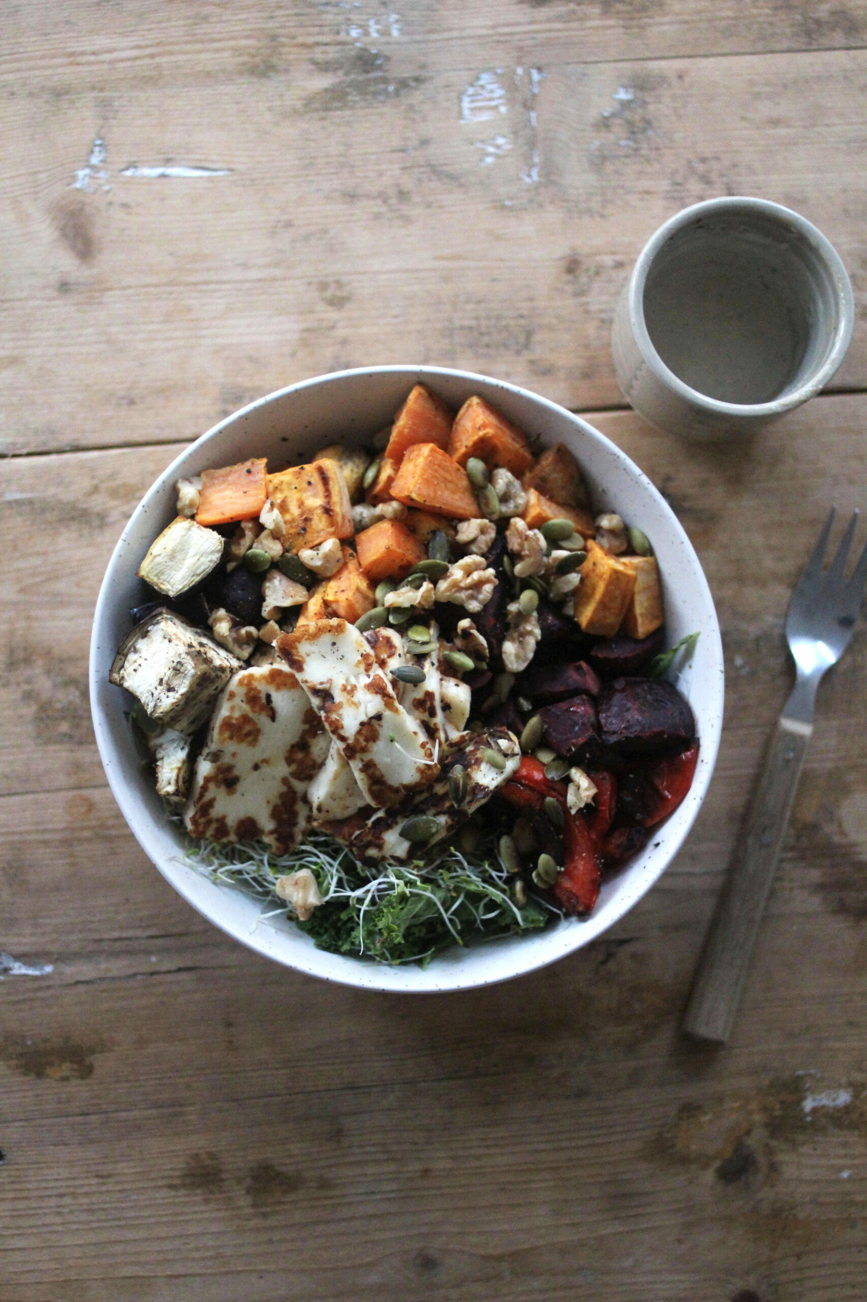 Halloumi-bowl med ugnsbakade grönsaker