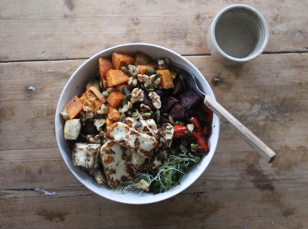 Halloumi-bowl med bakte grönsaker