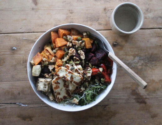 Halloumi-bowl med bakte grönsaker