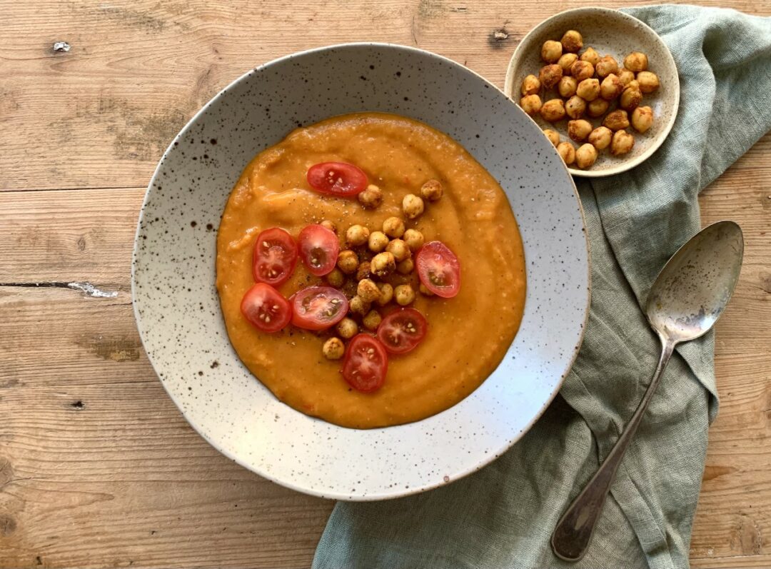 Rotfruktssoppa med curry-kikärter