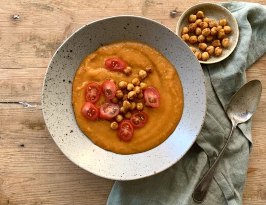 Rotfruktssoppa med curry-kikärter