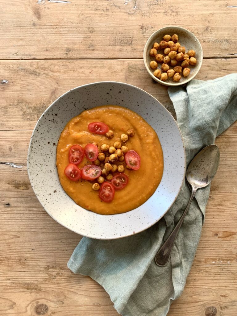 Rotfruktssoppa med curry-kikärter
