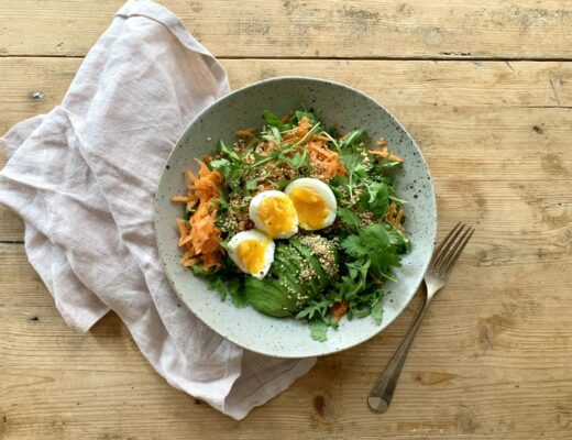 Fräsch asiatisk morotssallad med sesamfrön och ägg