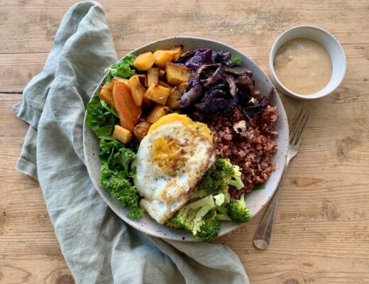 Rotfruktssallad med ägg och tahini