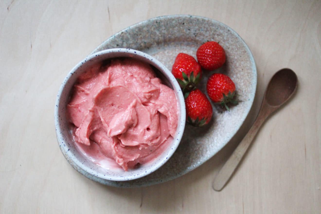 En Liten Skål Med Jordbærsorbet Med Ferske Jordbær Og Mynteblader På Toppen