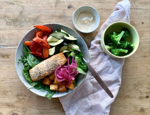 Laxsallad med chilimajo och ugnsstekta grönsaker