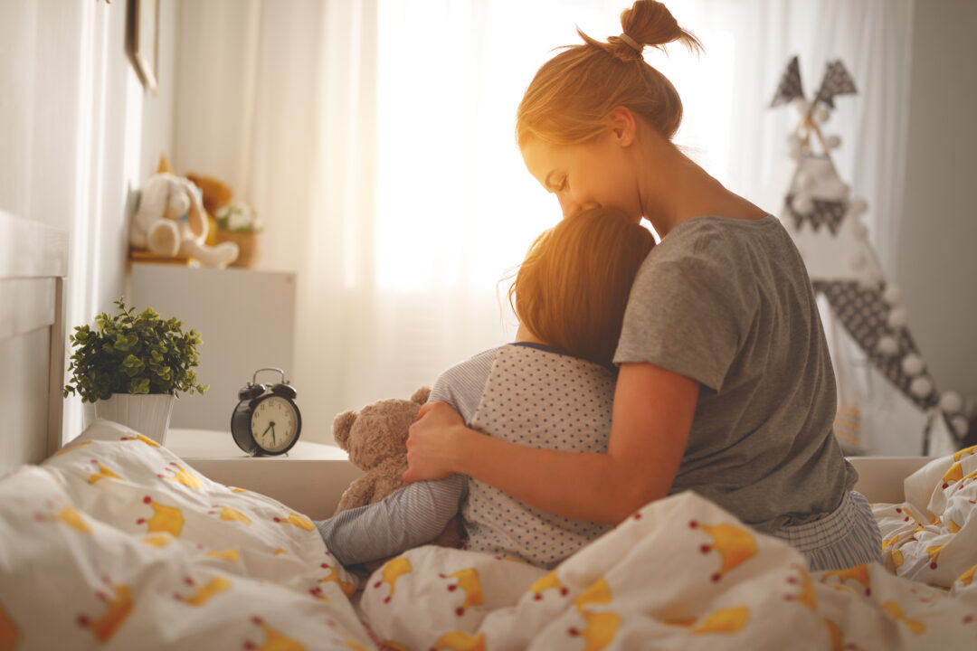 Mamma med diabetes tröstar sitt barn