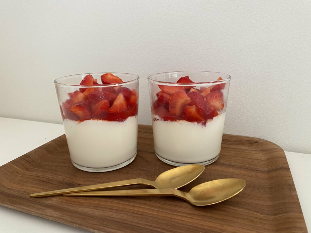 Vanilj-panna cotta med limemarinerade jordgubbar