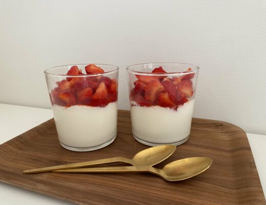 Vanilj-panna cotta med limemarinerade jordgubbar