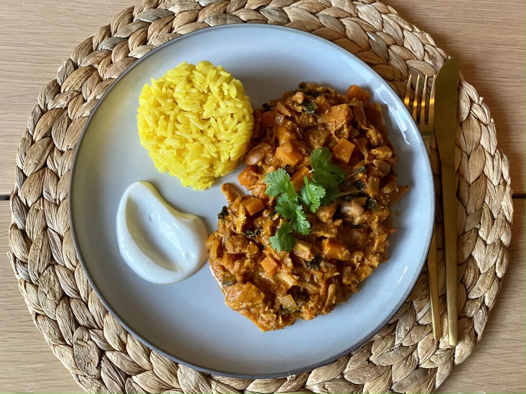 Jackfruit-curry med sötpotatis och gult ris