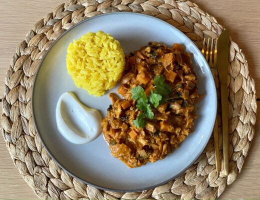 Jackfruit-curry med sötpotatis och gult ris