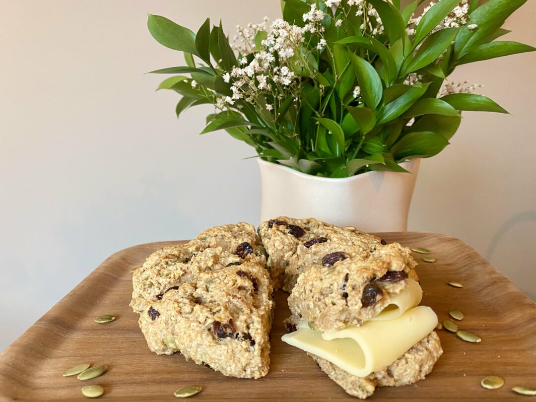 Grova scones med pumpakärnor och tranbär