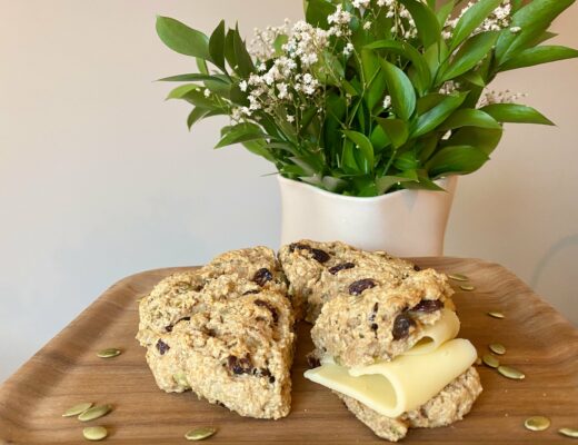 Grova scones med pumpakärnor och tranbär