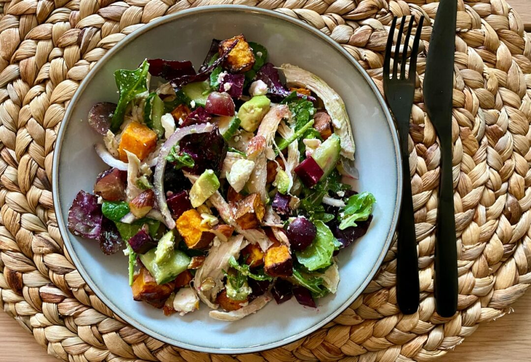 Kycklingsallad med rödbetor, sötpotatis och fetaost