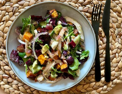 Kycklingsallad med rödbetor, sötpotatis och fetaost