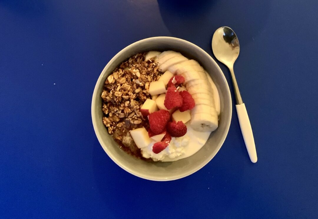 Granola med mandelsmör och banan