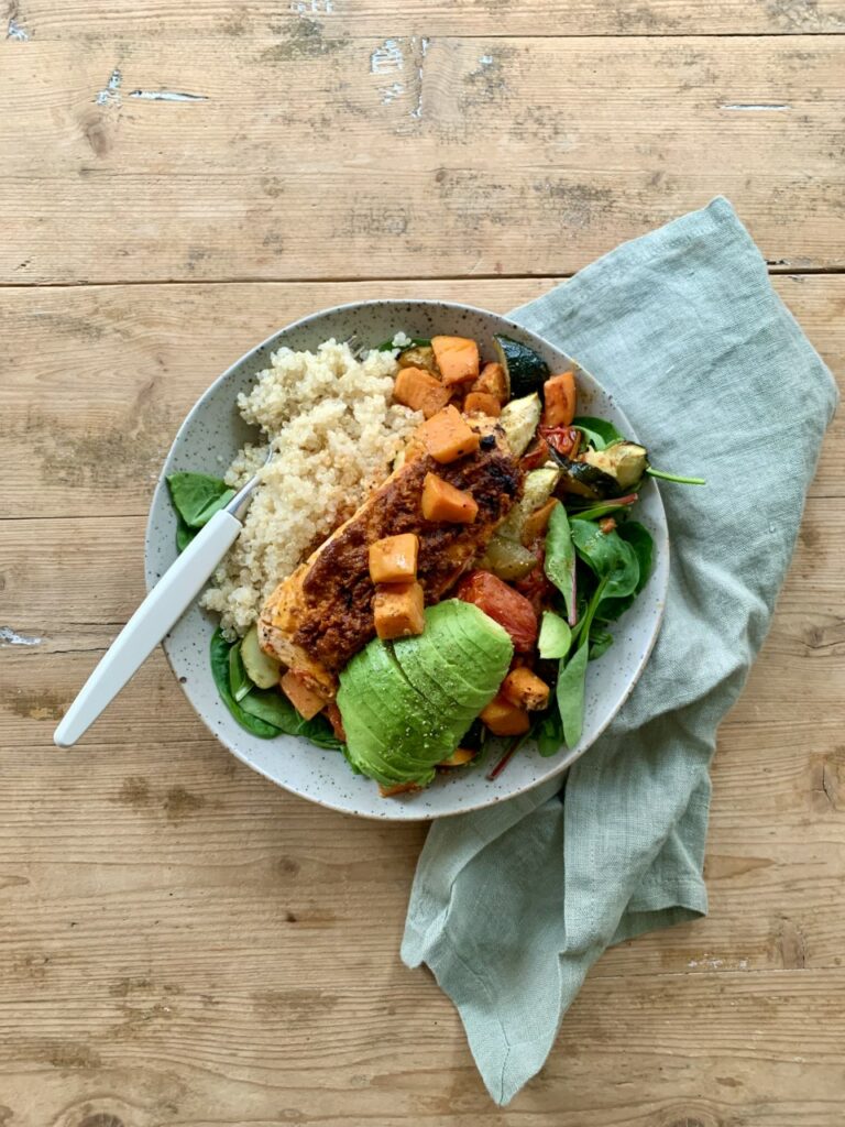 Laxbowl med bakad sötpotatis,  quinoa och avocado