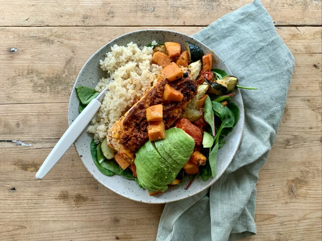 Laxbowl med bakad sötpotatis, quinoa och avokado