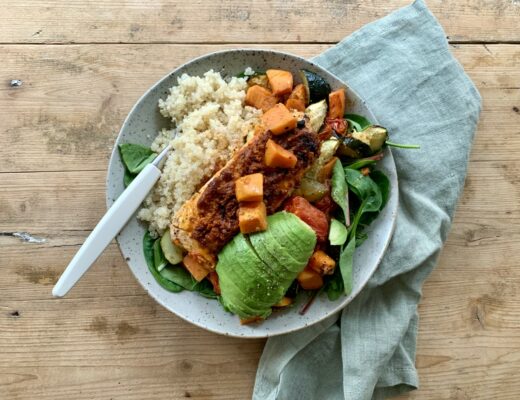 Laxbowl med bakad sötpotatis, quinoa och avokado