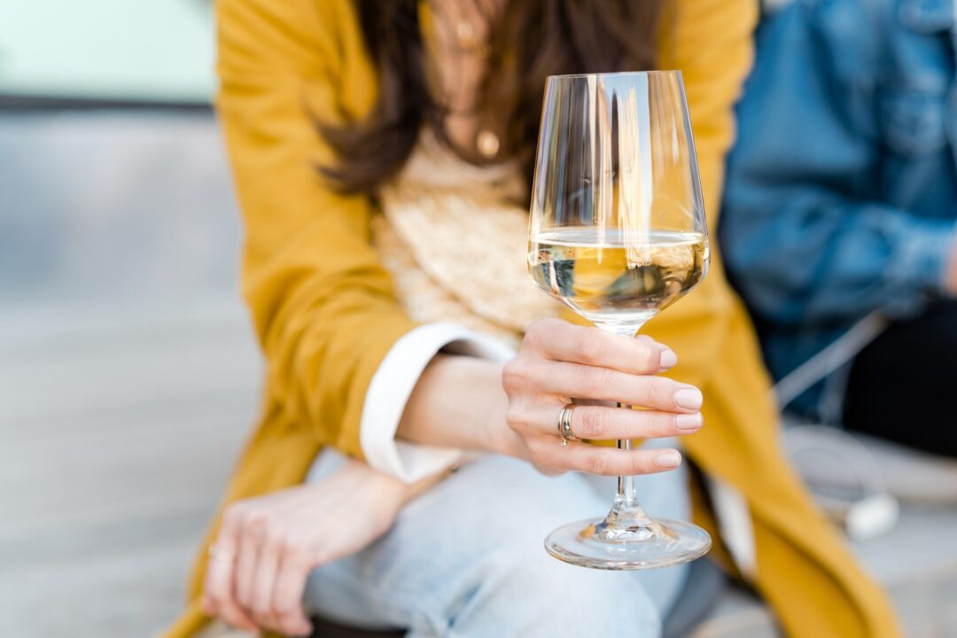 kvinna med vin, att festa med diabetes typ 1kräver planering